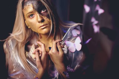 moda güzel genç bayan kelebeklerle çevrili.