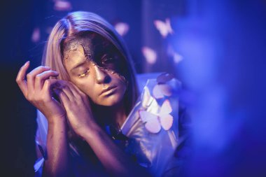 moda güzel genç bayan kelebeklerle çevrili.