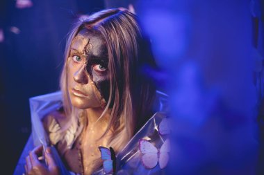 moda güzel genç bayan kelebeklerle çevrili.