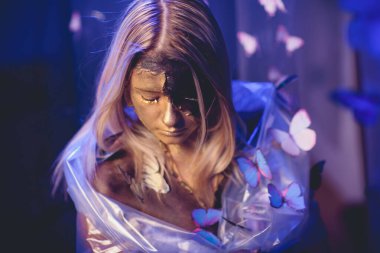 moda güzel genç bayan kelebeklerle çevrili.