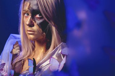 moda güzel genç bayan kelebeklerle çevrili.