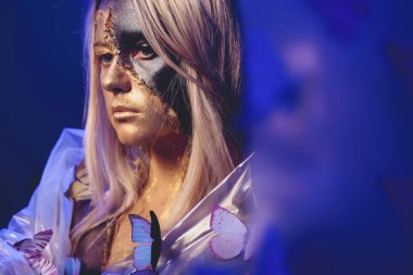 moda güzel genç bayan kelebeklerle çevrili.