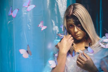 moda güzel genç bayan kelebeklerle çevrili.