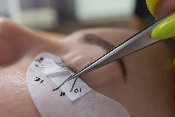 Schöne Frau mit langen Wimpern in einem Schönheitssalon. Wimpernverlängerung. Wimpern aus nächster Nähe. — Stockfoto