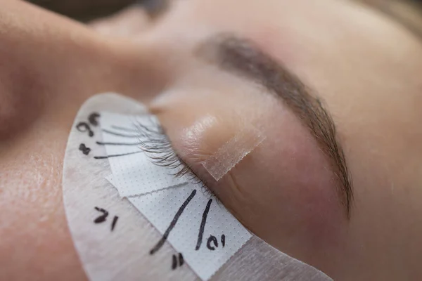 Schöne Frau mit langen Wimpern in einem Schönheitssalon. Wimpernverlängerung. Wimpern aus nächster Nähe. — Stockfoto