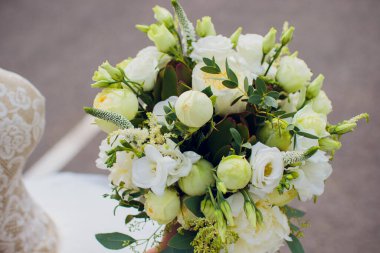 Pembe ve Mor Çiçekli Sessiz Düğün Buketinin Kapanışı.