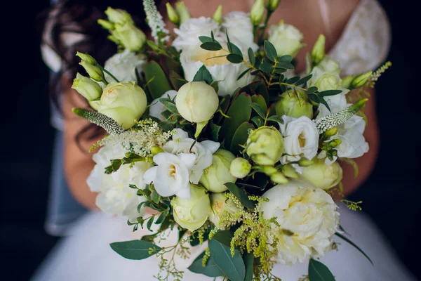 Nahaufnahme eines gedämpften Hochzeitsstraußes mit rosa und lila Blumen. — Stockfoto