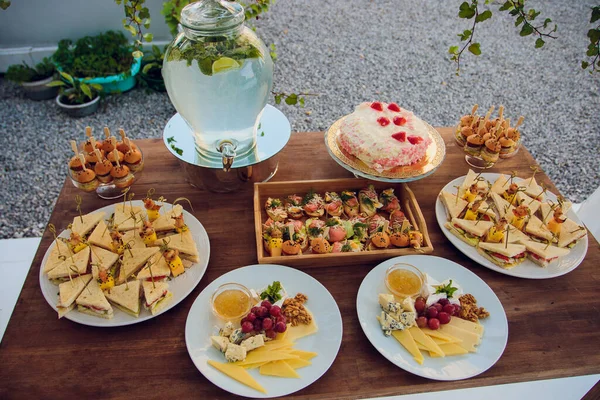 Luxuriöse Speisen und Getränke auf dem Hochzeitstisch. Oberflächlicher DOF. — Stockfoto