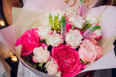 Pembe ve Mor Çiçekli Sessiz Düğün Buketinin Kapanışı.