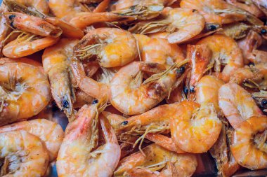 Bitkilerle kızartılmış karides, yakından bak..