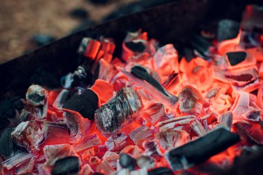 Yanan kömürler. Çürüyen kömür. Doku közleri yakın çekim. Arka planda kömür yakmak. Yanan ateşin kömürleri çürüyen küller. Mangal partisi. Gece lambası. Çürüyen kömür, barbekü mevsimi.