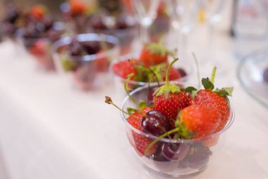 Güzel yaz çiçekleriyle süslenmiş abur cuburlarla dolu yemek masası. Yemek Masası Lezzetli Organik Yemekler Konsepti. Misafiri bekliyoruz..