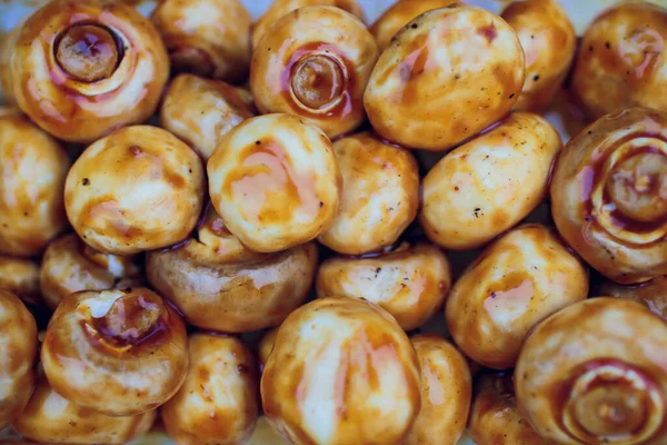 Background of freshin the marinade whole mushrooms, closeup. — Stock Photo, Image