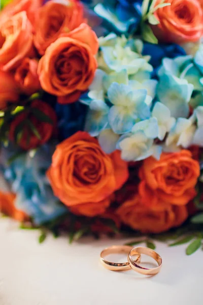 Arreglo floral naranja y azul para una boda: rosas naranjas y alondra azul. —  Fotos de Stock