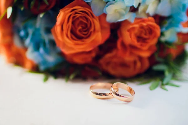 Arreglo floral naranja y azul para una boda: rosas naranjas y alondra azul. —  Fotos de Stock