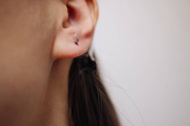 Profesyonel, topu becermeden hemen önce piercing mücevherini tutuyor..