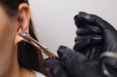 Profesyonel, topu becermeden hemen önce piercing mücevherini tutuyor..