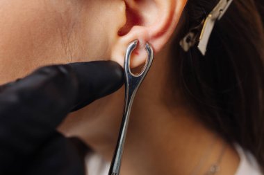 Profesyonel, topu becermeden hemen önce piercing mücevherini tutuyor..