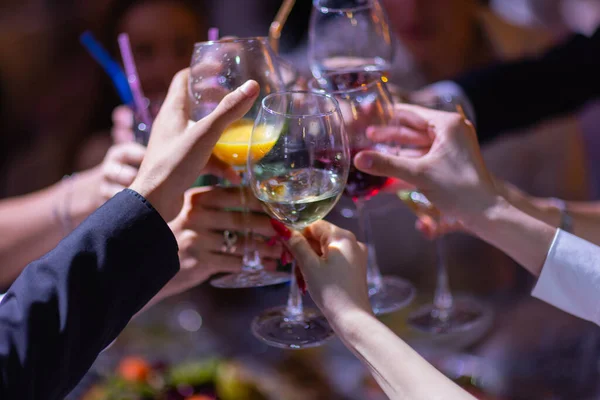 Clinking ποτήρια με αλκοόλ και πρόποση, πάρτι. — Φωτογραφία Αρχείου
