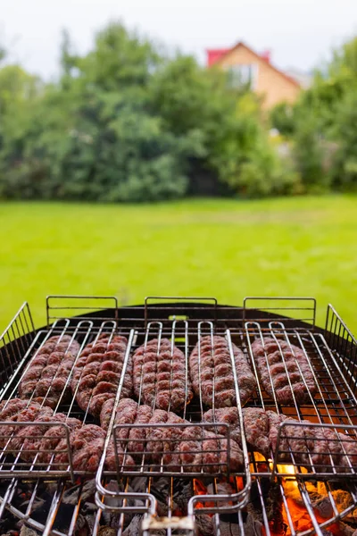 Hamburgers cooking on the grill, copy space. — 图库照片