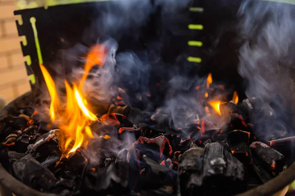 Imagen de la parrilla de carbón, cerca de llamas vivas. — Foto de Stock