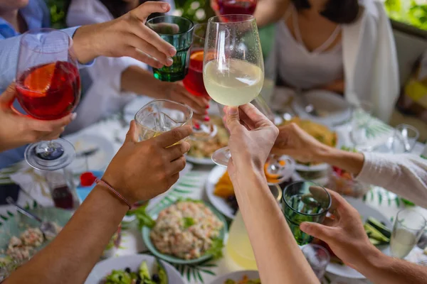 Drinkglazen met alcohol en geroosterd brood, feest. — Stockfoto