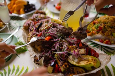 Kömür mangalının stok görüntüsü, canlı alevlerle kapatın..