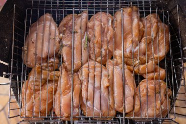 Ateşli ızgarada marine edilmiş tavuk..