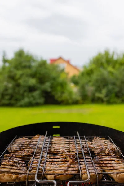 Marinerad grillad kyckling på den flammande grillen. — Stockfoto