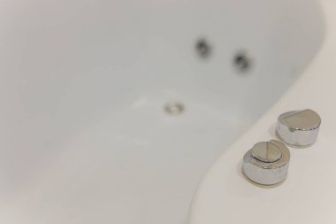 Modern musluk ve lavabo lüks banyoda..