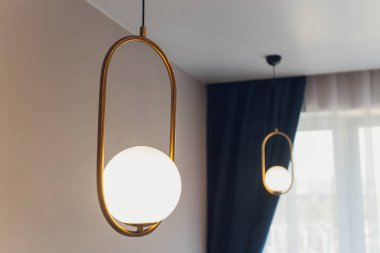 Antika, yuvarlak, beyaz tavan avizesi, alt manzara. Tavanda mimari süslemeler, yumuşak ışıkla yuvarlak avizeler..