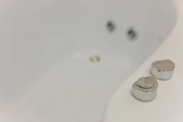 Grifo moderno y lavabo en baño de lujo. —  Fotos de Stock