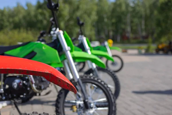 Motocykle zaparkowane na parkingu dla motocykli, zbliżenie motocykli przednie koło. — Zdjęcie stockowe