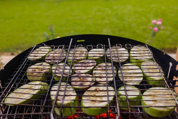 Le verdure alla griglia vengono cotte per preparare un piatto orientale. Pomodori di melanzane di peperoni. Sandalo Ajap, Imam bayaldi. — Foto Stock