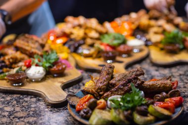 Izgara biftek, ızgara sebze, patates, salata, farklı atıştırmalıklar ve ev yapımı limonata. Yemek masasını kabul et.