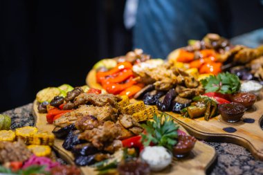 Izgara biftek, ızgara sebze, patates, salata, farklı atıştırmalıklar ve ev yapımı limonata. Yemek masasını kabul et.