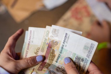 Rus banknotlarının çoğunu elinde tutan bir fanatiğin elindeki Rus rublesi. Rus rublesinin izole edilmiş beşte biri kadar para transferi..