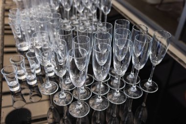 Restoranda bir grup boş ve şeffaf şampanya kadehi. Barmen tarafından şampanya için hazırlanmış temiz bardaklar..