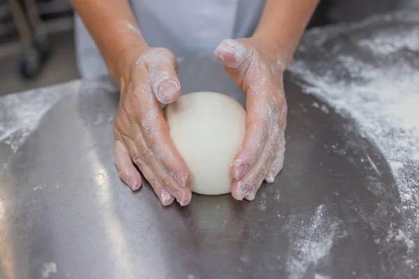 Avvicinamento della donna Impastare la pasta per pizza. — Foto Stock