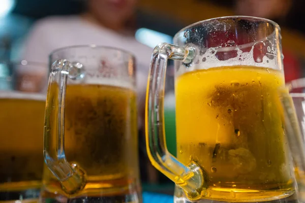 Yeni Zelanda 'da bir barda iki bardak bira. Bira ve alkolün konsept fotoğrafı.