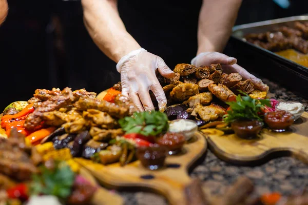 Rám z grilovaného steaku, grilované zeleniny, brambor, salátu, různých občerstvení a domácí limonády, pohled shora. Koncepční jídelní stůl. — Stock fotografie