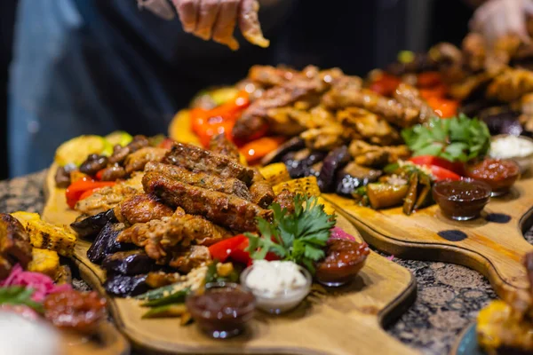 Frame of grilled steak, grilled vegetables, potatoes, salad, different snacks and homemade lemonade, top view. Concept dinner table. — Stock Photo, Image