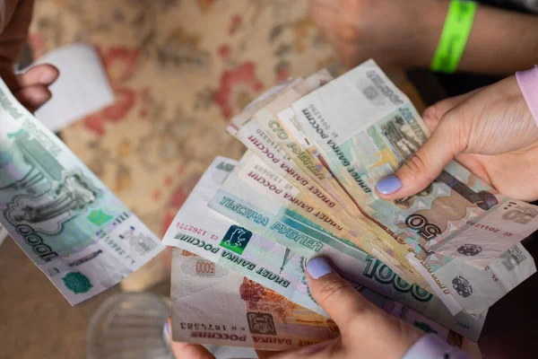Rus banknotlarının çoğunu elinde tutan bir fanatiğin elindeki Rus rublesi. Rus rublesinin izole edilmiş beşte biri kadar para transferi.. — Stok fotoğraf