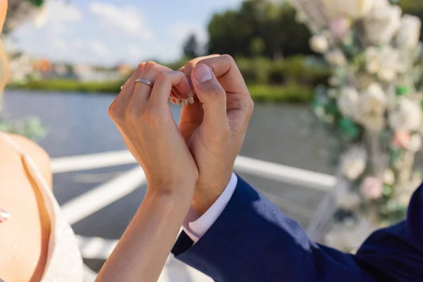 Mansova ruka dává snubní prsten na nevěsty prst. — Stock fotografie