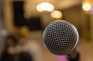 Seminer odasında ya da konferans salonunda katılımcı bulanıklığı üzerine mikrofonu kapat.