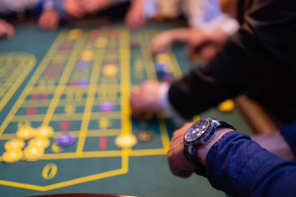 Een close-up van een blackjack dealers handen in een casino, zeer ondiepe scherptediepte. — Stockfoto