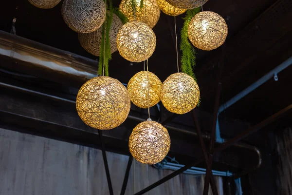 Bolas de relâmpago branco. lustre de luxo arte moderna feita com bolas com lâmpada dentro de cada um, que conncet a bela flor com pernas de prata. Bola de iluminação pendurada no teto no fundo — Fotografia de Stock