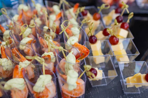 Mesa buffet - una gran cantidad de canapés y sándwiches, DOF poco profunda. —  Fotos de Stock