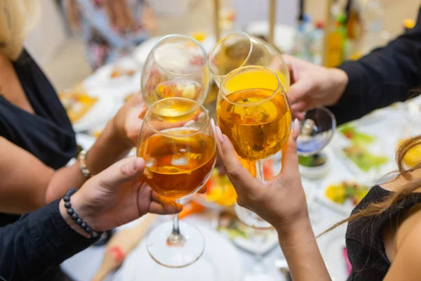 Verres fourrés avec alcool et toasts, fête. — Photo