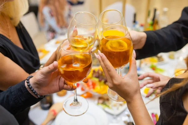 Verres fourrés avec alcool et toasts, fête. — Photo